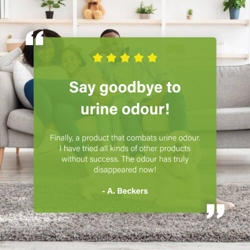 Klantreview over het verwijderen van urinelucht, geplaatst op een groene transparante overlay voor een foto van een gezin op een bank.